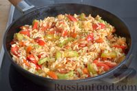 Фото приготовления рецепта: Рис с кабачками, помидорами и сладким перцем - шаг №13