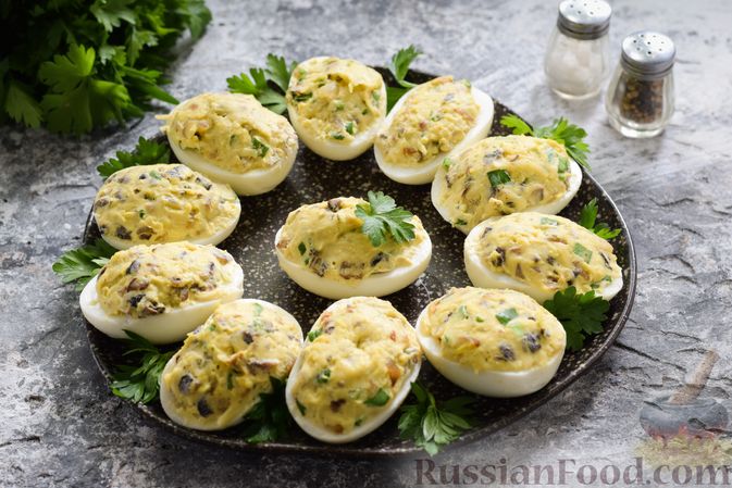 Фаршированные яйца со скумбрией - Лайфхакер