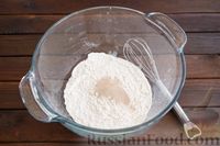 Фото приготовления рецепта: Дрожжевые булочки с творожным кремом и сметанной глазурью - шаг №2