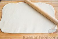 Фото приготовления рецепта: Дрожжевые булочки с творожным кремом и сметанной глазурью - шаг №11