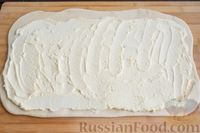 Фото приготовления рецепта: Дрожжевые булочки с творожным кремом и сметанной глазурью - шаг №12