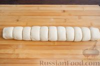 Фото приготовления рецепта: Дрожжевые булочки с творожным кремом и сметанной глазурью - шаг №14
