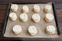 Фото приготовления рецепта: Дрожжевые булочки с творожным кремом и сметанной глазурью - шаг №15