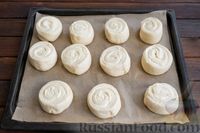 Фото приготовления рецепта: Дрожжевые булочки с творожным кремом и сметанной глазурью - шаг №16