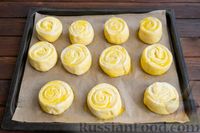 Фото приготовления рецепта: Дрожжевые булочки с творожным кремом и сметанной глазурью - шаг №17