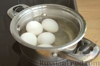 Фото приготовления рецепта: Яйца, фаршированные печенью трески и творогом - шаг №2
