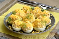 Фото приготовления рецепта: Яйца, фаршированные печенью трески и творогом - шаг №12