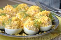 Фото приготовления рецепта: Яйца, фаршированные печенью трески и творогом - шаг №13
