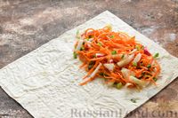 Фото приготовления рецепта: Лаваш с начинкой из корейской моркови и редиса - шаг №9