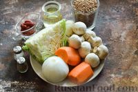 Фото приготовления рецепта: Гречка с капустой и грибами в томатном соусе (на сковороде) - шаг №1