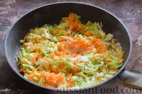 Фото приготовления рецепта: Гречка с капустой и грибами в томатном соусе (на сковороде) - шаг №4