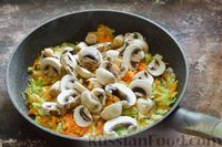 Фото приготовления рецепта: Гречка с капустой и грибами в томатном соусе (на сковороде) - шаг №6