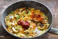Фото приготовления рецепта: Гречка с капустой и грибами в томатном соусе (на сковороде) - шаг №7