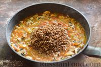 Фото приготовления рецепта: Гречка с капустой и грибами в томатном соусе (на сковороде) - шаг №10