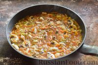 Фото приготовления рецепта: Гречка с капустой и грибами в томатном соусе (на сковороде) - шаг №11