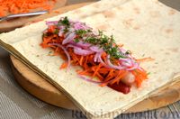 Фото приготовления рецепта: Хот-дог в лаваше, с морковью и маринованным луком - шаг №9