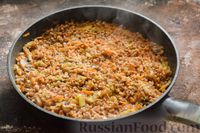 Фото приготовления рецепта: Гречка с капустой и грибами в томатном соусе (на сковороде) - шаг №12