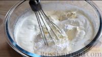 Фото приготовления рецепта: Клубничный десерт из печенья савоярди и сливочного крема - шаг №3