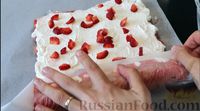 Фото приготовления рецепта: Клубничный десерт из печенья савоярди и сливочного крема - шаг №6