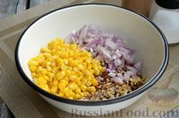 Фото приготовления рецепта: Салат с тунцом, рисом, кукурузой и грецкими орехами - шаг №8
