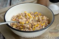 Фото приготовления рецепта: Салат с тунцом, рисом, кукурузой и грецкими орехами - шаг №13