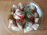 Фото приготовления рецепта: Курица с помидорами, запечённая в сливочной заливке - шаг №3