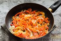 Фото приготовления рецепта: Фунчоза с грибами, сладким перцем и морковью - шаг №6