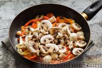 Фото приготовления рецепта: Фунчоза с грибами, сладким перцем и морковью - шаг №8
