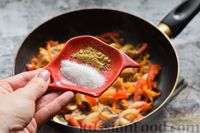 Фото приготовления рецепта: Фунчоза с грибами, сладким перцем и морковью - шаг №10