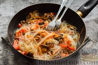 Фото приготовления рецепта: Фунчоза с грибами, сладким перцем и морковью - шаг №13