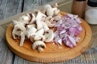 Фото приготовления рецепта: Куриные бёдрышки, запечённые в майонезно-грибном соусе, в рукаве - шаг №2
