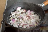 Фото приготовления рецепта: Куриные бёдрышки, запечённые в майонезно-грибном соусе, в рукаве - шаг №3