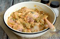 Фото приготовления рецепта: Куриные бёдрышки, запечённые в майонезно-грибном соусе, в рукаве - шаг №9