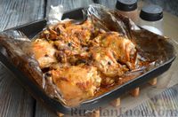 Фото приготовления рецепта: Куриные бёдрышки, запечённые в майонезно-грибном соусе, в рукаве - шаг №12