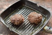 Фото приготовления рецепта: Домашний чизбургер с котлетой из говяжьего фарша - шаг №11