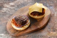 Фото приготовления рецепта: Домашний чизбургер с котлетой из говяжьего фарша - шаг №15