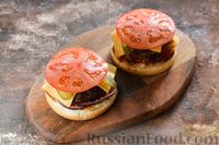 Фото приготовления рецепта: Домашний чизбургер с котлетой из говяжьего фарша - шаг №17