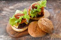 Фото приготовления рецепта: Домашний чизбургер с котлетой из говяжьего фарша - шаг №19