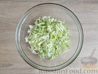 Фото приготовления рецепта: Салат из молодой капусты, огурцов и ветчины - шаг №3
