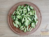 Фото приготовления рецепта: Салат из молодой капусты, огурцов и ветчины - шаг №4