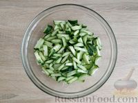 Фото приготовления рецепта: Салат из молодой капусты, огурцов и ветчины - шаг №5