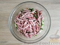 Фото приготовления рецепта: Салат из молодой капусты, огурцов и ветчины - шаг №7