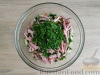 Фото приготовления рецепта: Салат из молодой капусты, огурцов и ветчины - шаг №9