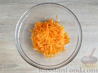 Фото приготовления рецепта: Салат с редиской, кукурузой, морковью и яйцами - шаг №4