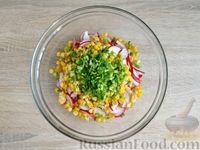 Фото приготовления рецепта: Салат с редиской, кукурузой, морковью и яйцами - шаг №7