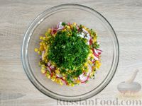 Фото приготовления рецепта: Салат с редиской, кукурузой, морковью и яйцами - шаг №8