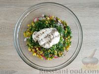 Фото приготовления рецепта: Салат с редиской, кукурузой, морковью и яйцами - шаг №9