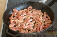 Фото приготовления рецепта: Фунчоза со свининой, грибами и шпинатом - шаг №6