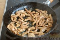 Фото приготовления рецепта: Фунчоза со свининой, грибами и шпинатом - шаг №7
