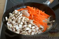 Фото приготовления рецепта: Фунчоза со свининой, грибами и шпинатом - шаг №9